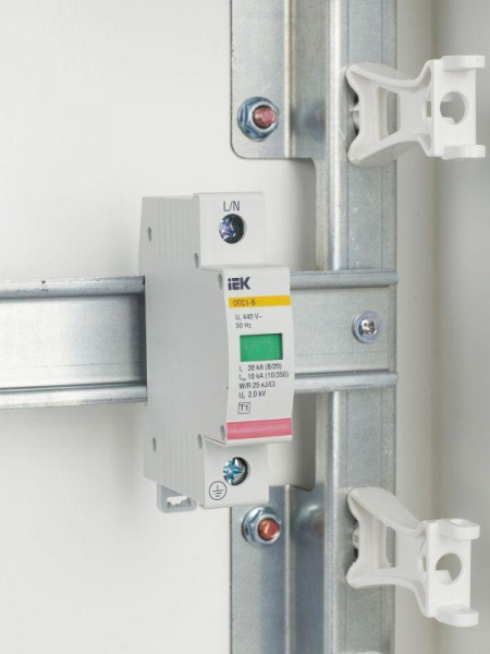 Ограничитель перенапряжения ОПС1-B 1P IEK MOP20-1-B
